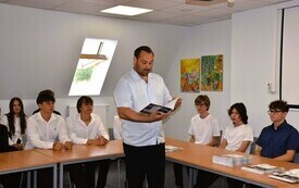 Studenci odbierający stypendium