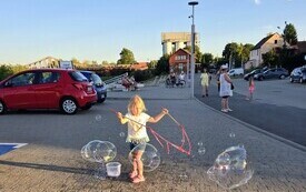 dziecko robiące bańki mydlane