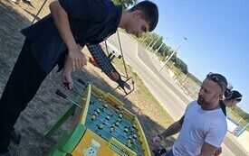 osoby grające w piłkarzyki