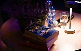 ksiażki leżące na stoliku