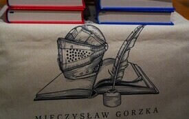 grafika z książką, pi&oacute;rem, i hełmem