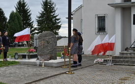 harcerze pełniący wartę przy krzyżu