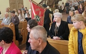 osoby w kościele