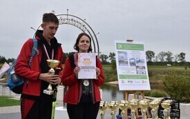 osoby dwie z pucharem i dyplomem
