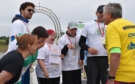 osoby w białych koszulkach i jedna w ż&oacute;łtej