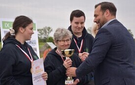 osoba wręczająca puchar