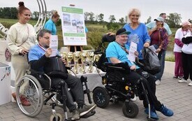 osoby na w&oacute;zkach inwaidzkich z opiekunami