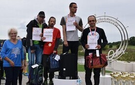 osobyy stojące na podium