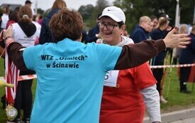 osoba witająca drugą osobę