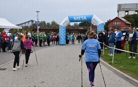 osoba zmierzająca na metę