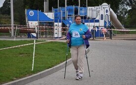 osoba z kijkami w marszu