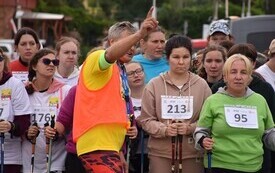 osoby na starcie z kijkami