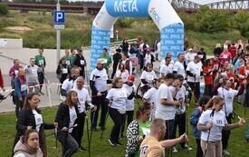grupa os&oacute;b z kijkami przy balonie start