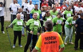 grupa os&oacute;b z kijkami