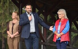 osoby na scenie z mikrofonem pan