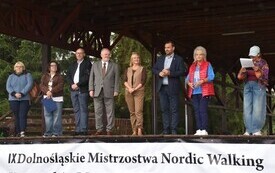grupa os&oacute;b na scenie