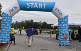 osoba z kijkami pod balonem start