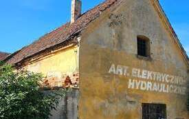 budynek na niebieskim tle nieba