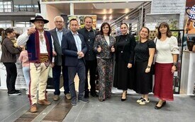 grupa os&oacute;b pozująca do zdjęcia