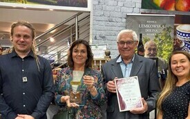 cztery osoby stojące obok siebie