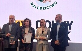 cztery osoby stojące obok siebie