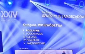grafika niebieska z białymi napisami