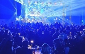 sala na niebiesko oświetlona