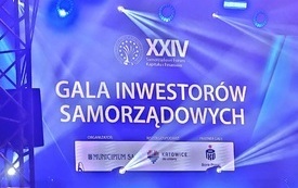 niebieskie tło z napisem