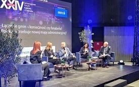 na sali podświetlonej na niebiesko osoby siedzące