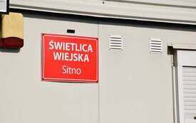 czerwona tabliczka z napisem świetlica wiejska