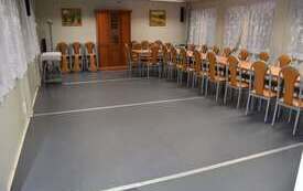 duża sala z krzesłami