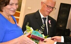 osoby odbierające książeczki
