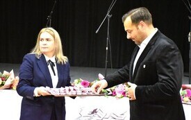 osoby z taca i medalami