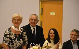 osoby stojące obok siebie