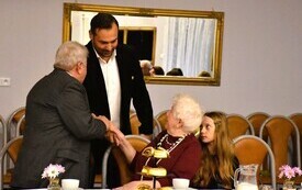 osoba witająca się z inną osobą