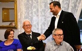 osoba witająca się z inną osobą