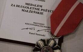 książeczka i medal