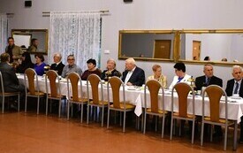osoby siedzące przy stole