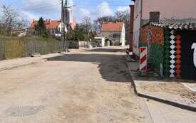 ulica w remoncie budynki w oddali
