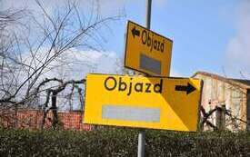 ż&oacute;łty znak z napisem objazd