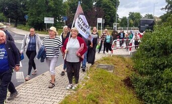 grupa ludzi w marszu