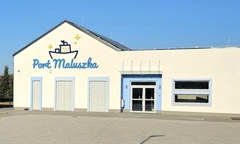 budynek jasno niebieski z napisem port maluszka