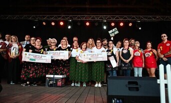 na scenie duża grupa ludzi 