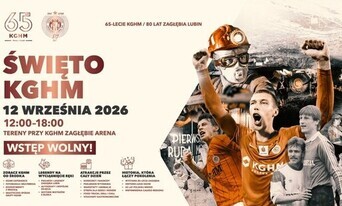 pomarańczowa grafika z osobą i napisami zapowiadająca mecz piłkarski z atrakcjami