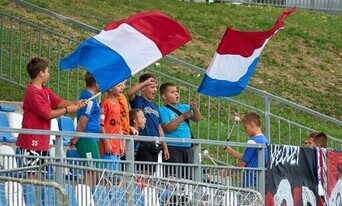 młodzi kibice na trybunach