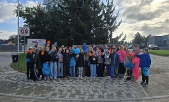 grupa osób z workami