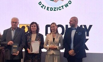 cztery osoby stojące obok siebie