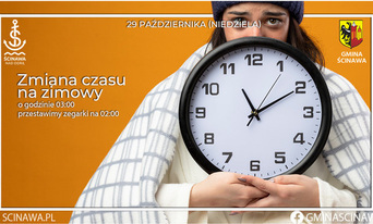 zegarek na pomarańczowym tle
