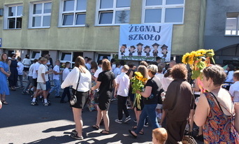 Dzieci przed budynkiem szkoły