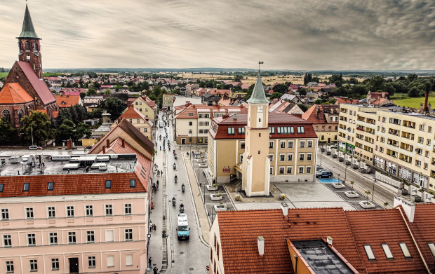 Zdjecie rynku z&nbsp;g&oacute;ry z&nbsp;pewnej odległości w&nbsp;Ścinawie